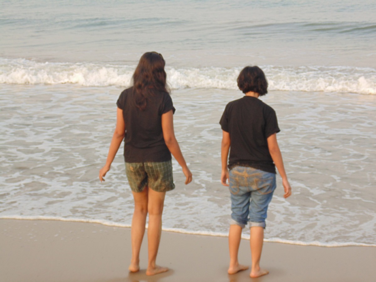 what to wear in beaches of India - two girls in shorts