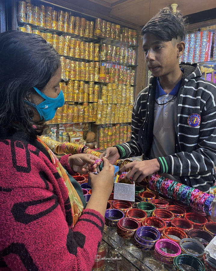 Lady buying colourful bangles in Varanasi